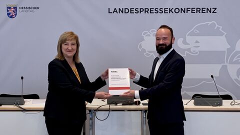 (v. l. n. r.): Justizministerin Eva Kühne-Hörmann und Prof. Dr. Martin Rettenberger (Direktor der Kriminologischen Zentralstelle) bei der Übergabe der Studie („Evaluation der risikoorientierten Bewährungshilfe in Hessen“)