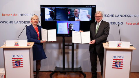 Ministerpräsident Bouffier und Digitalministerin Sinemus während der Unterzeichnung