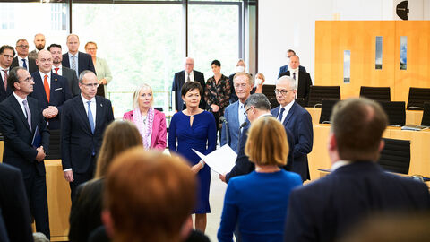 Die MInisterinnen und Minister während ihrer Vereidigung