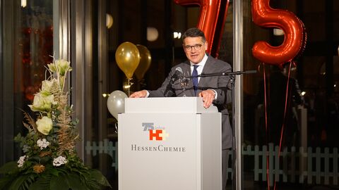 Ministerpräsident Boris Rhein sprach beim Jubiläumsempfang von HessenChemie.