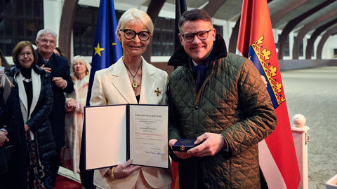 Ministerpräsident Boris Rhein überreicht der Dressur-Olympiasiegerin und Stifterin für UNICEF Ann Kathrin Linsenhoff auf dem Gestüt Schafhof in Kronberg das Verdienstkreuz 1. Klasse des Verdienstordens der Bundesrepublik Deutschland.
