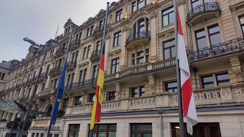 Trauerbeflaggung vor der Hessischen Staatskanzlei