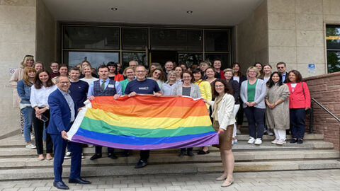 Menschen mit Regenbogenflagge