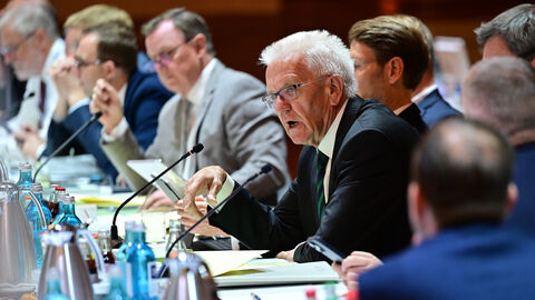 Zu Beginn der gemeinsamen Beratungen der Regierungschefinnen und Regierungschefs der Länder am Freitag im Festsaal des Gesellschaftshaus Palmengarten