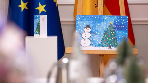 Blick über den Tisch auf eine Staffelei