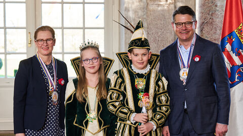 Ministerpräsident Boris Rhein und seine Frau Tanja Raab-Rhein empfangen im Schloss Biebrich in Wiesbaden das Kinderprinzenpaar Lotte I. und Paul I. von der Turngemeinde 08 Ober-Roden e.V.; Lotte Hitzel und Paul Hitzel. 