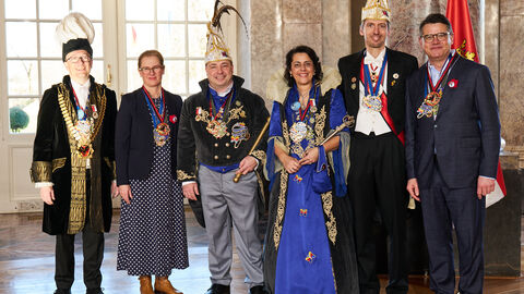 Ministerpräsident Boris Rhein und seine Frau Tanja Raab-Rhein empfangen im Schloss Biebrich in Wiesbaden Prinz Georg I. und Prinzessin Agnes I. mit Hofmarschall Alexander und dem 2. Präsidenten Holger von der Wetzlarer Karnevalsgesellschaft; Georg Strack, Agnes Strack-Theiß, Alexander Lotz, Holger Viehmann 