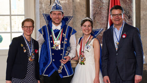Ministerpräsident Boris Rhein und seine Frau Tanja Raab-Rhein empfangen im Schloss Biebrich Prinzessin Lisa I. und Prinz Michael II. vom Karnevalsverein Hessisch Lichtenau 2002 e.V.; Lisa Kistner, Michael Oehl