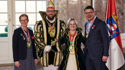 Ministerpräsident Boris Rhein und seine Frau Tanja Raab-Rhein empfangen im Schloss Biebrich in Wiesbaden Prinz Dominik I. und Prinzessin Franzi I. von der Turngemeinde 08 Ober-Roden e.V.; Dominik und Franziska Rebel.