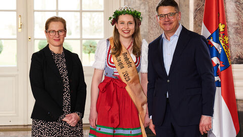 Ministerpräsident Boris Rhein empfängt gemeinsam mit seiner Frau Tanja Raab-Rhein die 14. Neuhofer Weinkönigin Susi I. im Wiesbadener Schloss Biebrich; Susanne Hartung.