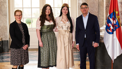 Ministerpräsident Boris Rhein empfängt gemeinsam mit seiner Frau Tanja Raab-Rhein die Erbacher Weinkönigin Alina I. und Weinprinzessin Svenja I. im Wiesbadener Schloss Biebrich; Alina Bender und Svenja David.