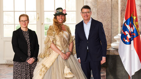 Ministerpräsident Boris Rhein empfängt gemeinsam mit seiner Frau Tanja Raab-Rhein Bierkönigin Linda II. aus Hattenhof im Wiesbadener Schloss Biebrich; Linda Weiss.