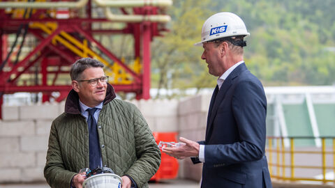 Ministerpräsident Rhein und der Vorstandsvorsitzende der K+S AG, Dr. Burkhard Lohr, stehen gemeinsam auf dem Firmengelände.