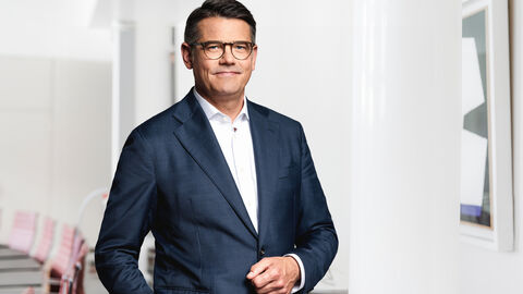 Porträtaufnahme von Ministerpräsident Boris Rhein im Kabinettsaal in der Hessischen Staatskanzlei