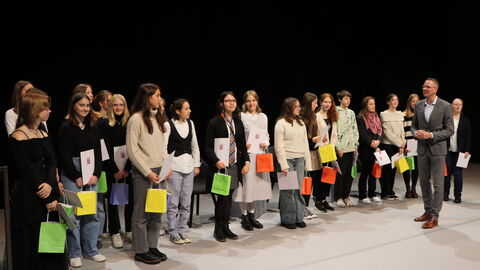 Mehre Kinder auf einer Bühne