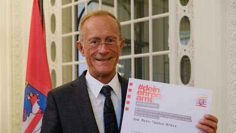 Axel Wintermeyer mit einem Förderbescheid