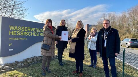 Priska Hinz übergibt Förderbescheid