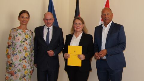 Gruppenfoto mit Justizminister Prof. Dr. Roman Poseck und Clementine Englert