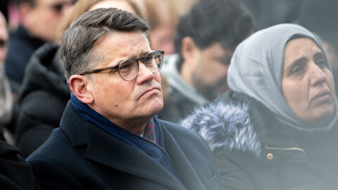 Ministerpräsident Boris Rhein zwischen anderen Gästen der Trauerfeier