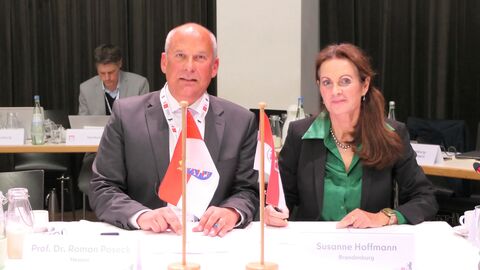 Justizminister Roman Poseck und Justizministerin Hoffmann schauen in Kamera