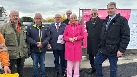 Digitalminsterin Sinemus gemeinsam mit Beteiligten des Glasfaserausbaus und Vertretern des Lahn-Dill-Kreises an einer Glasfaser-Baustelle.